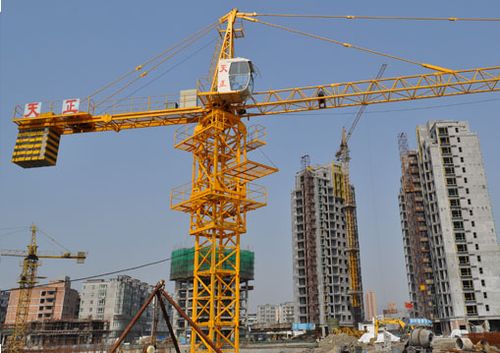 窗外大型的建筑機械是破財的一大源頭