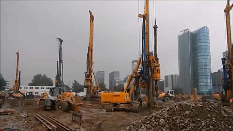 建筑工地,強大的工程機械團隊在施工