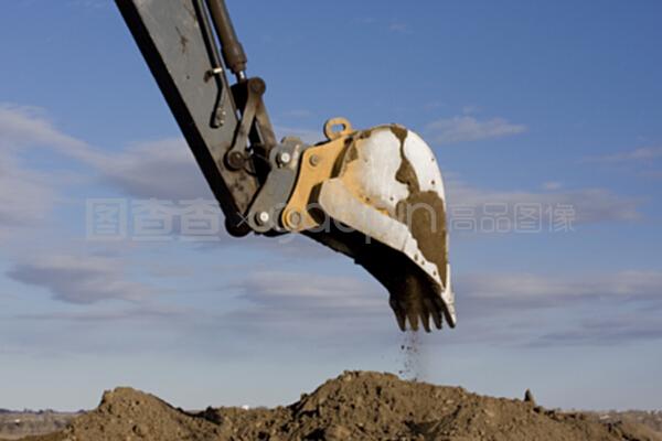 在建筑工地挖土機臂和鏟挖土