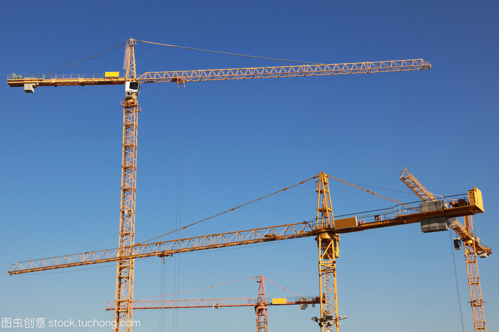 在一個(gè)建筑工地上的起重機(jī)