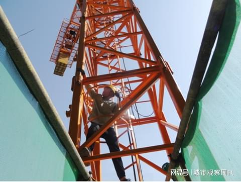 安徽界首 為建筑起重機(jī)械設(shè)備安全 體檢